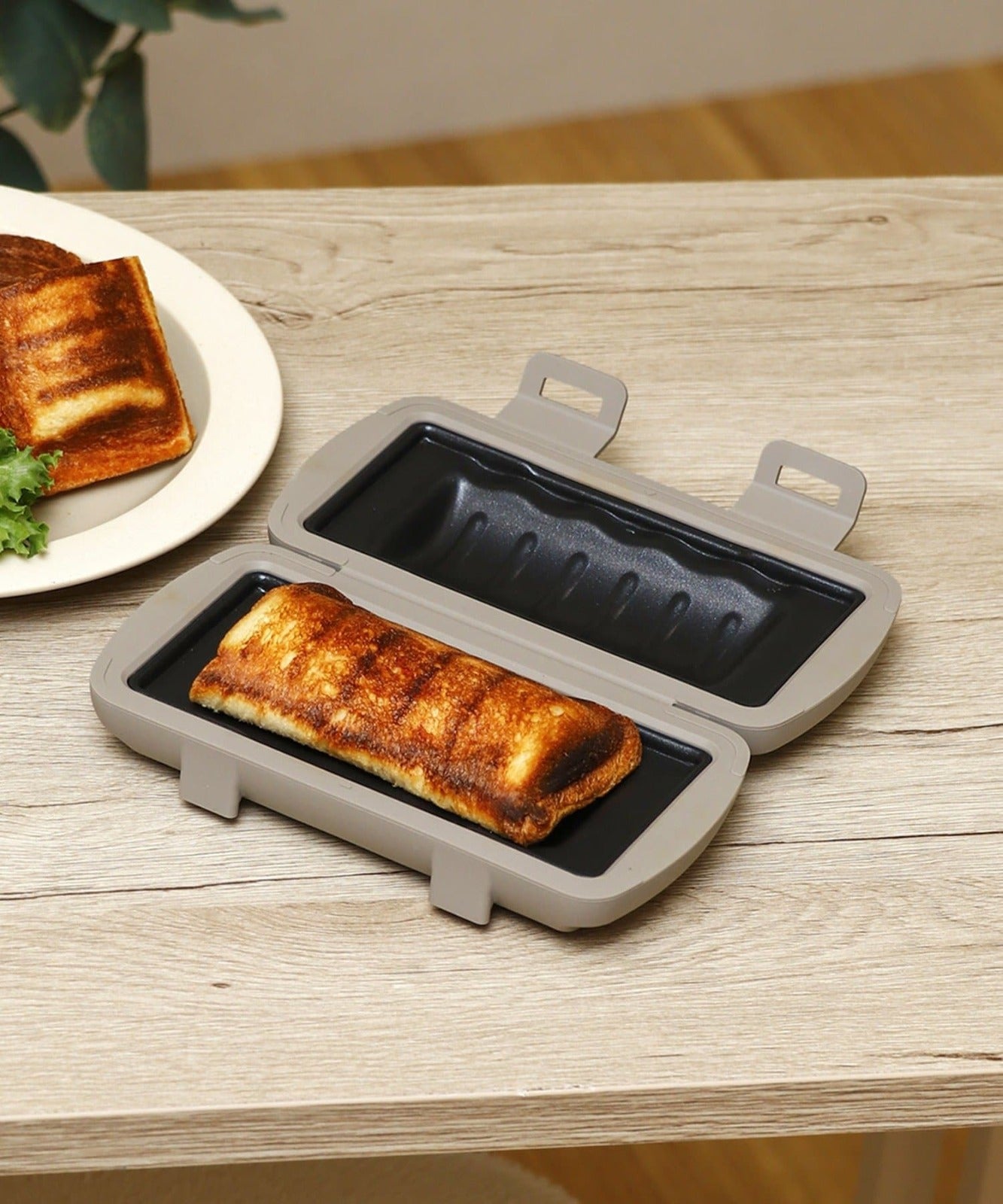 Microwave-Safe Half-Sized Hot Sandwich Maker / KITINTO