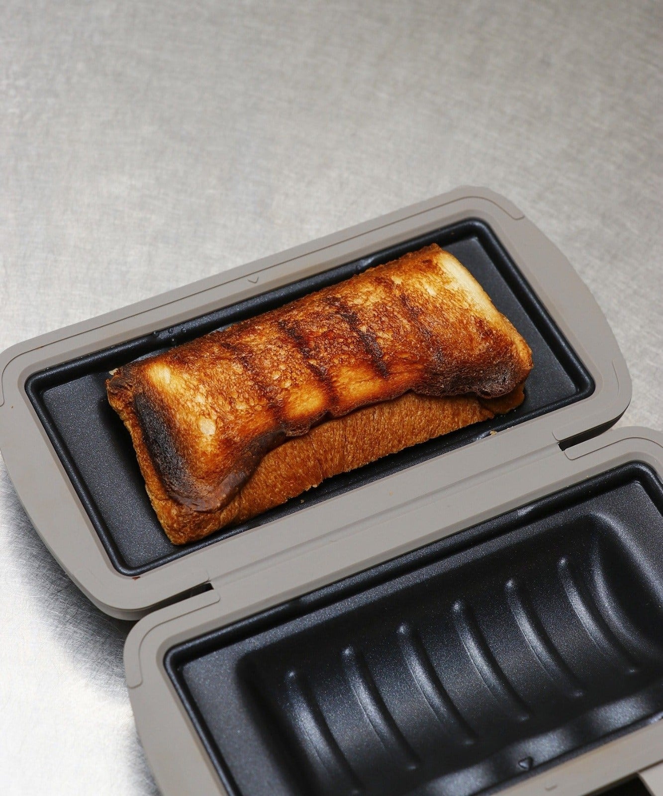 Microwave-Safe Half-Sized Hot Sandwich Maker / KITINTO
